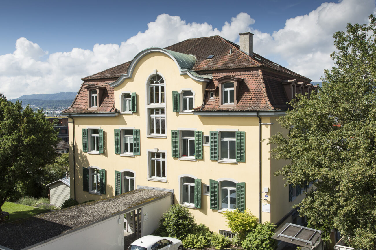 Ein altes Gebäude zeigt die Schule und das Jugendwohnen