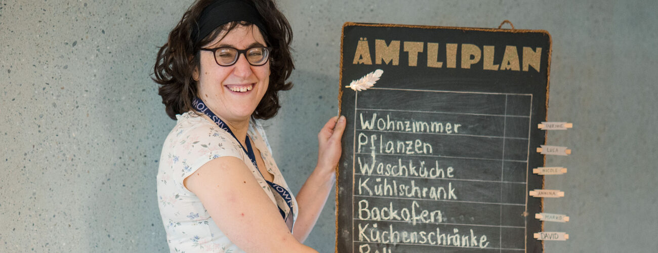 Eine Bewohnerin zeigt stolz den Ämtliplan