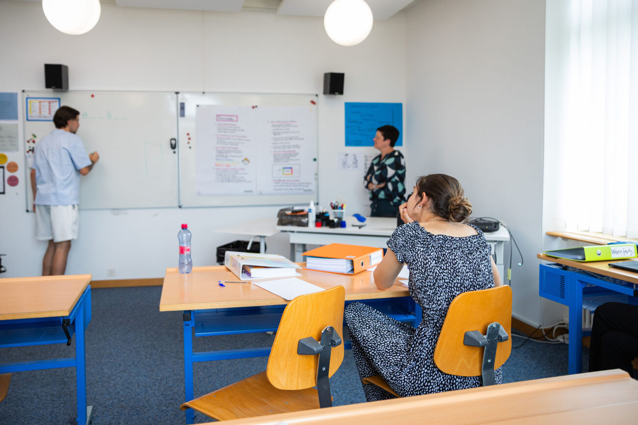 Der Schüler zeigt etwas an der Tafel im Klassenzimmer
